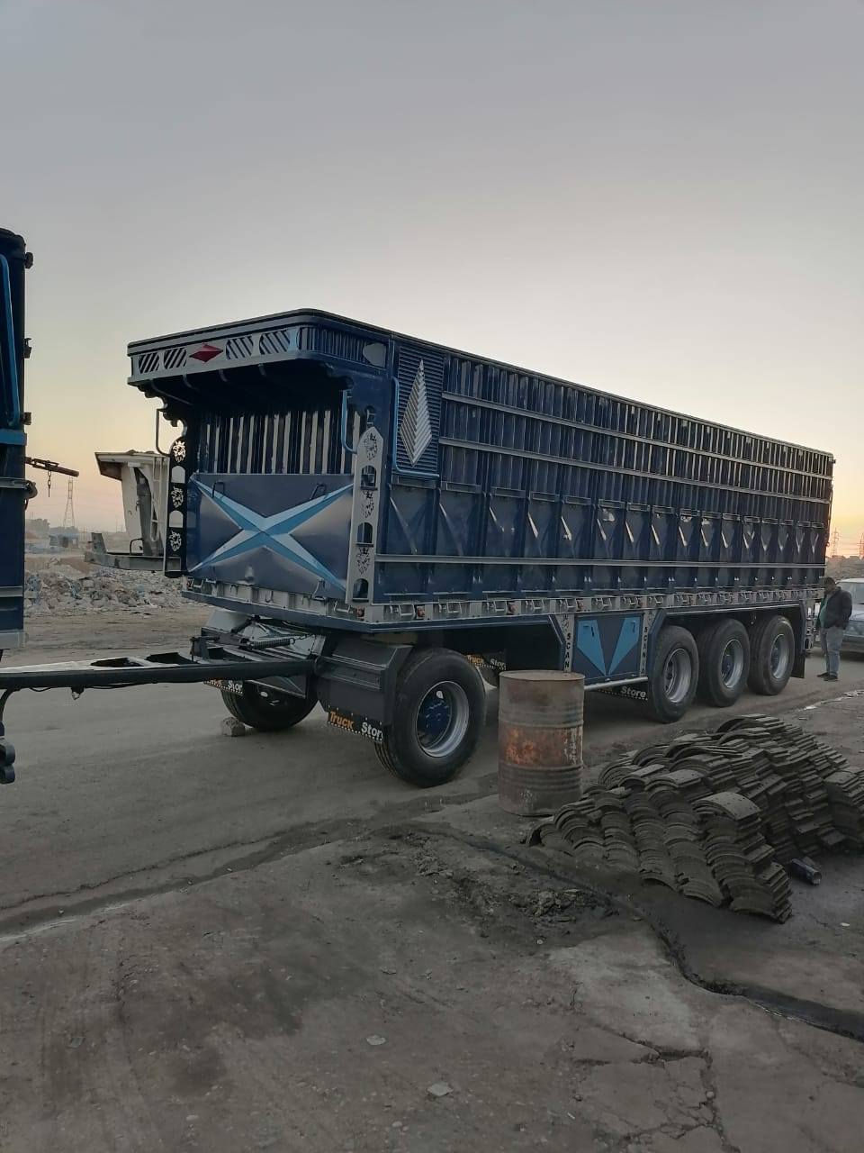 للبيع للبيع
سيارة
 قاطرة ومقطورى بلادية رقم نينوى بسمي حجم 143
***********
*********** 
السعر ٤٢٥وبيها مجال شي قليل المو شراي لايخابر
