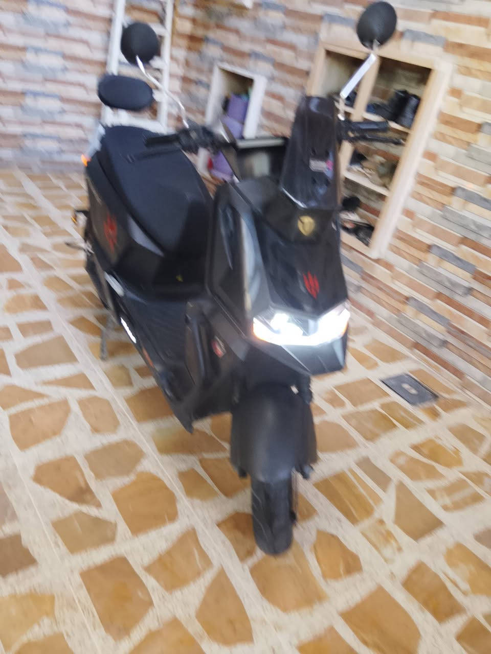 السلام عليكم درجة TAiLG النوعيهT73 الون اسود فحمي 
بطارية نضيف 🔋فول اشير يمن يسر ليت عليه نصي درجة جديد وضع شركة درجة مل بيت تخذه متصرف عليه كلشي جهاز اتصال عل رقم *********** درجة متعجبك لا تكسر بيه

