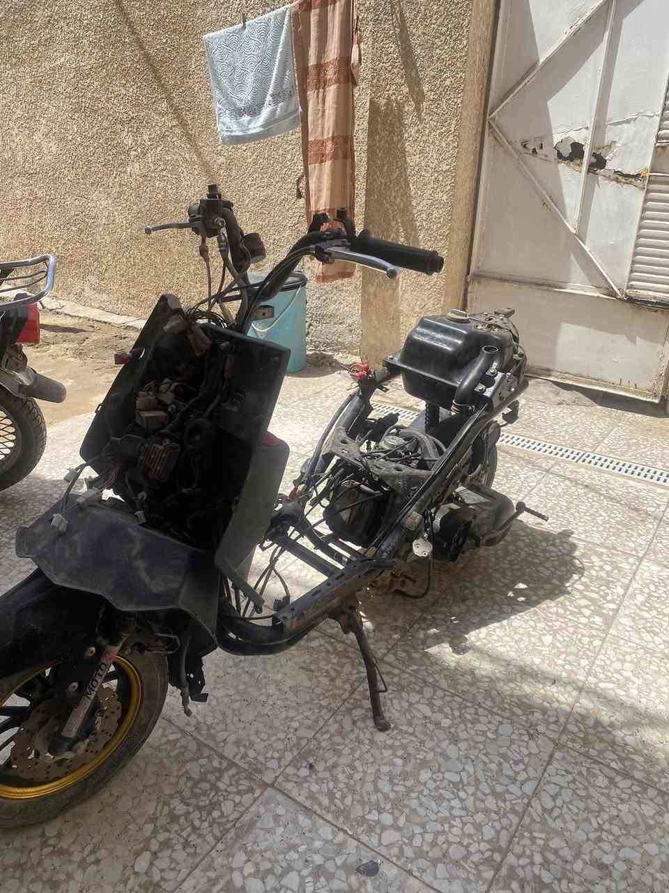دراجه صيني ابيعلك كوم حديد بس مكينه شغاله ونقصها بس تاير وكابريته سعر 125لمكان بابل راسلني واتساب ***********
