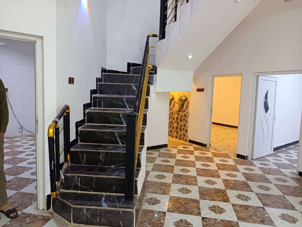 دار للبيع طابقين عائلي واستثماري بناء حديث ودرجة أولى طابو زراعي سند ٢٥ مكاتبه ووكاله تستلم ماء وكهرباء وتبليط وخط مولد ومجاري وإنارة مساحة ١٥٠ م خمس غرف نوم واستقبال وصاله ومطبخ في كل طابق وصحيات داخليه وخارجية وطابق ثاني تقاطع القدس جانب جامعة الرافدين قبل البزل قرب جامع حجي طه  السعر ١٤٠ وبي مجال للشراي للاستفسار خاص او ***********
