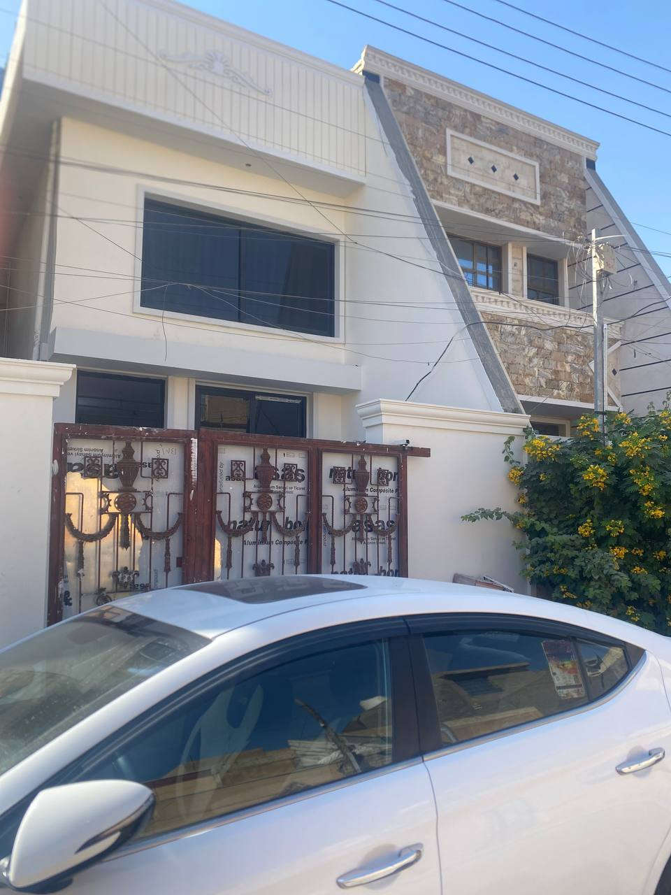 🏡 فرصة  للسكن او للاستثمار دار مجددة بالكامل – حي الإعلام / مربع التعليم خلف جامع علي السجاد

دار للبيع بموقع هادئ جدًا وخدمي، تبليط ومجاري جديدة، قريب من المدارس والخدمات.

📐 المساحة: 100 متر (5×20)
📜 النوع: طابو صرف

يتكوّن البيت من:

🔹 الطابق الأول:
استقبال مريح + مطبخ + غرفة نوم + حمّام + مدخلين

🔹 الطابق الثاني:
غرفتان نوم + مطبخ + حمّام

🔹 الطابق الثالث:
بيتونة + سطحين

✨ البيت مرمّم تجديد كامل وجاهز للسكن
تبقى فقط نواقص بسيطة:
سقف ثانوي للمطبخ + أرضيات الطابق الثاني 

📍 منطقة هادئة جدًا ومناسبة للعائلة

(وسعره مناسب جدآ) 

📞 للاستفسار والمعاينة: ***********
