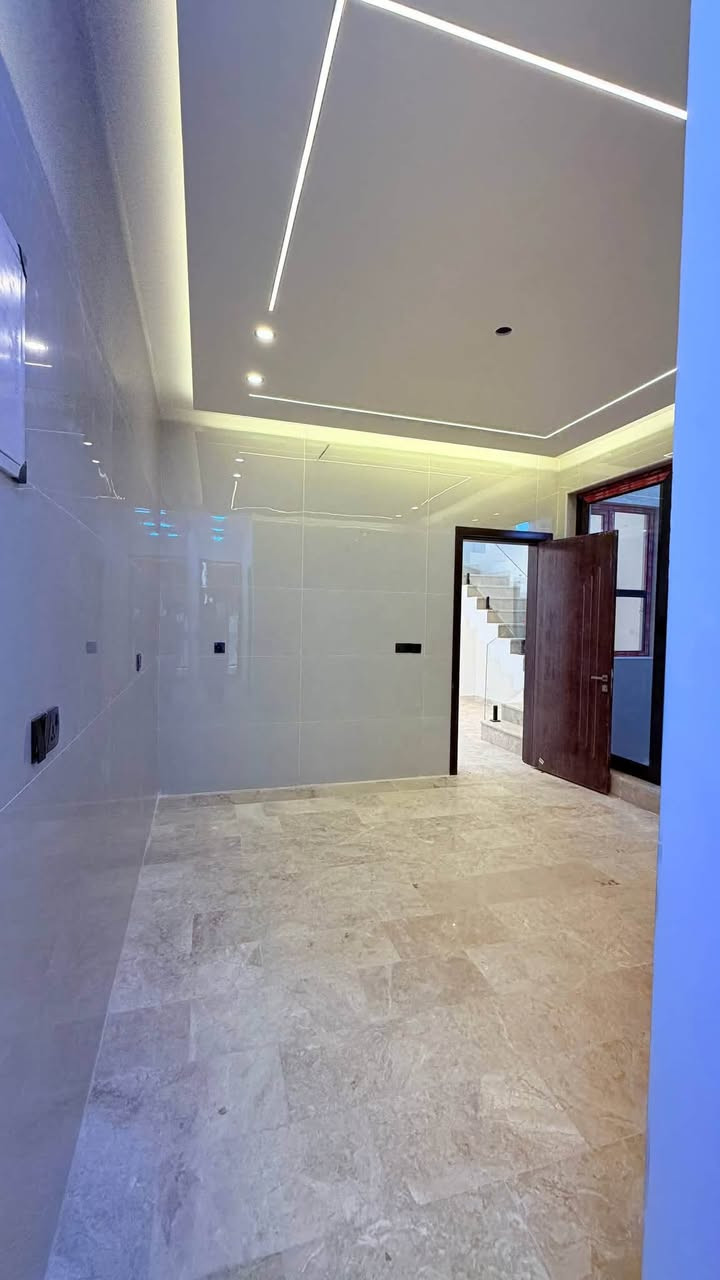 🏡 دار 150 متر للبيع 🏠
📍 الموقع: حي الجهاد – ديوان المخابرات، قرب شارع 60.
🔹 يتكون من: • كراج وحديقة وصالة 🌳. ومطبخ 🍳
• 5 غرف نوم 🛏️. • • منورين ☀️ . • و 3 حمامات 🚿
📞 للاستفسار والاتصال أو واتساب: ***********
