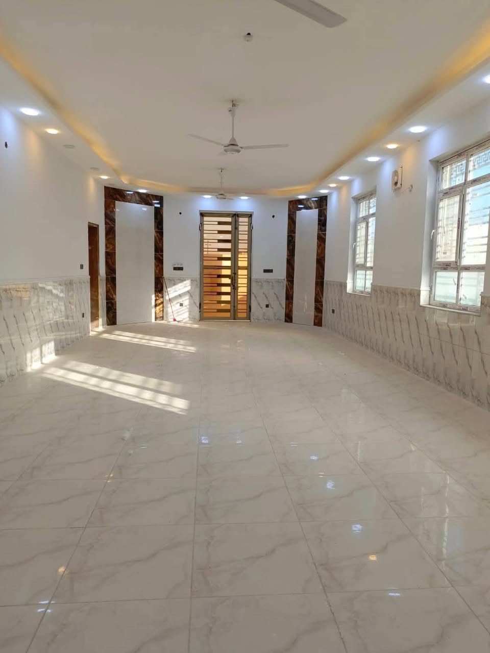 إعلان......

بيت للبيع نص دونم مداور  اسهم منطقه ال بندر قرب المصلخ

طابقين بناء درجه اولى

الطابق الاول يحتوي على غرفتين وصاله ومطبخ وبراني وصحيات خارجيه وداخليه

الطابق الثاني يحتوي على 4غرف نوم  وصاله وصحيات

السعر 260 مع المجال

بناء البيت 360 متر للاستفسار زياره المكتب في شارع الاسكان قرب صيدليه الحرمين او الاتصال ***********-استاذ حيدر
