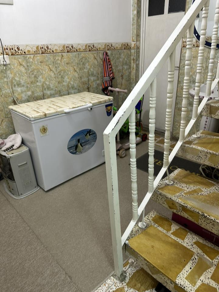 بيت ١٠٠ متر طابق واحد قرب جامع الصادق يتكون من غرفه واستقبال ومطبخ ومنور للاستفسار الاتصال على الرقم ***********
