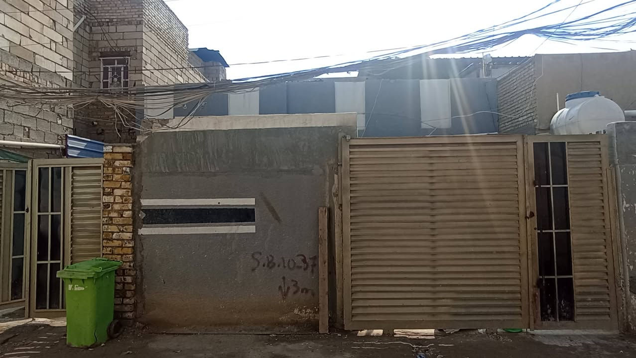 بيت للبيع حلة حي الأكرمين خلف مدرسة ثانوية ابن سيناء قرب جامع الطف المساحة ٢٠٠ متر طابقين ويوجد له بابين للتواصل ***********
