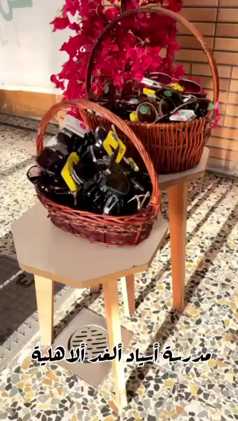 #النجاح هو ثمرةُ جهدٍ وسهر، وفرحةُ إنجازٍ تملأ القلوب قبل أن تُزيّن الشهادات.
هو لحظة فخرٍ يعيشها الطالب، ويشاركُه فيها الأهلُ والمعلّمون، لأن النجاح ليس محطةً عابرة، بل بدايةُ طريقٍ نحو مستقبلٍ مشرق.

ومن هذا المنطلق، تحرصُ مدرستنا دائمًا على رعاية أبنائها الطلبة وتشجيعهم، إيمانًا منها بأن التحفيز يصنعُ الإبداع، وأن الكلمة الطيبة والتكريم المستحق يزرعان في النفوس روحَ المثابرة والعطاء.

وقد قامت #رئيس_مجلس_الإدارة_هدى_ملا_طلال بتوزيع الهدايا على التلاميذ الذين حصلوا على معدلات من 80% إلى 100%، تقديرًا لتميّزهم واحتفاءً بإنجازهم، ليكون هذا التكريم دافعًا لهم لمواصلة التألق والنجاح.

ونتمنى لأبنائنا الطلبة دوام التوفيق والتميز، وأن تبقى راياتُ العلم مرفوعةً بجهودهم وإصرارهم.

#نحن_أصل_الحكاية
#ابنك_معنى_أ
رمضان كريم 🌙
:::


**إذا كنت صاحب هذا الإعلان وتريد حذفه لأي سبب، رجاءا أرسل رسالة إلى الدعم الفني**