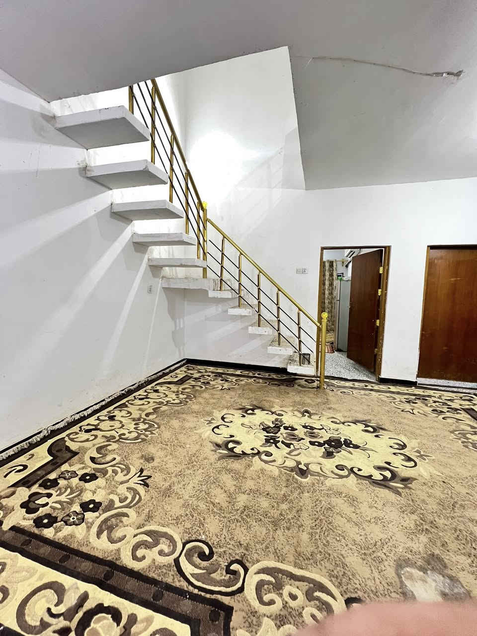 بسم الله الرحمن الرحيم

للبيع للبيع …

بيت للبيع المساحه 150 م  واقع حال 160 متر في منطقه الحسينيه الضباط خلف الشارع العام من جهه مدخل التكسيات البيت متكامل مابي اي نقص الحمد الله يتكون من مدخلين وحديقه وحمام خارجي استقبال كبير ومطبخ وصاله كبيره وحمام شرقي وغربي ومنور وغرفتين نوم وحده منهن سويت داخلي وترك بلخير على عرض البيت والطابق الثاني غرفتين نوم وصاله وحمام البيت كله شبابيك بيبان الألمنيوم وبي مجال بناء بعد غرفتين والسطحين  اشتايكر منظومه الماء والكهرباء كله جديد واي استفسار الاتصال *********** ) 
السعر (157) بمجال بسيط لشراي تحياتي الكم
