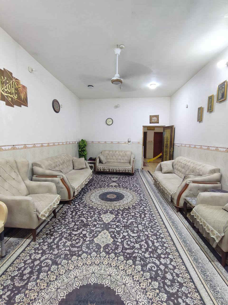 السلام عليكم دار للبيع 220 متر طابو صرف نزال 24 متر عرض 9 أمتار وربع بناء 2013 طابقين يحتوي على غرفتين بالطابق الأول عرض 4في 5 وصاله 4في7 وصحيات داخليه وخارجيه ومطبخ 4 في5 والطابق الثاني يحتوي على سويت كامل الطابق الأول كاشي ولثاني بورسلين يبعد عن الشارع العام 250 متر تقريبا" السعر 235 مليون المكان حله حي العسكري شارع 80 قرب مدرسة الرحمان فرع أسواق باب الحوائج وهذا رقمي *********** علما" البيت ملكنه
