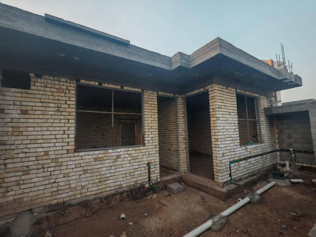 السلام عليكم بيت للبيع مساحه ٢٠٠ متر هيكل 
البناء طابوق غرفتين نوم وصاله واستقبال وصحيات الموقع ٥ دونم خلف مركز الشرطه للاستفسار ع الرقم 
***********
