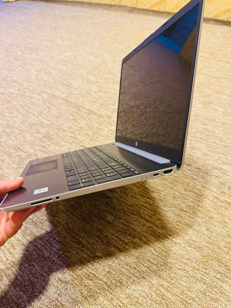 حاسبة hp
شاشة حجم 15.6 ( لمس)  
رام 8 
هارد 512 ssd 
السعر 300 الف 
*********** 
المكان / القرنة
