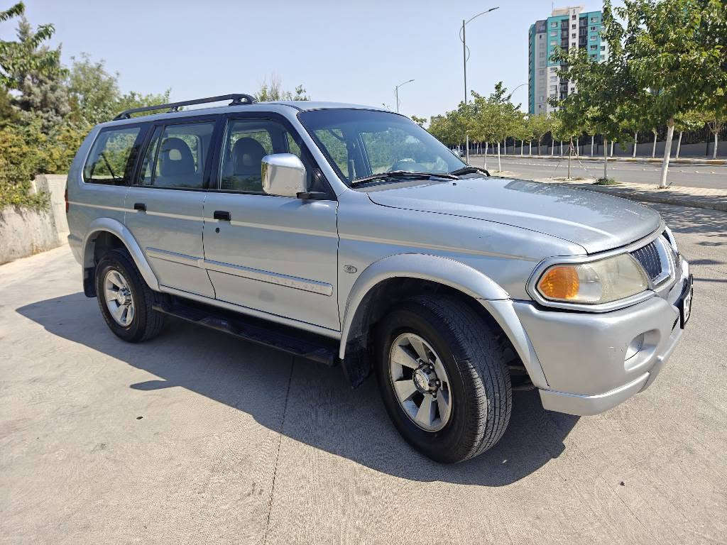 میتسوبیشی ناتیڤا ٢٠٠٦ (Mitsubishi Nativa GLS)
مۆدێل: 2006 (ناو زەرد)
گێڕ: ئۆتۆماتیک و دەبڵ گێڕ (4x4)
بۆیاخ: بێ بۆیاخ، کال بوونەوە (حەلاوە)ی نییە.
مەکینە و گێڕ: هەموو گیانی بەشەرت، بەبێ کێشە و تەقە و ڕەقە.
خزمەتگوزاری: ڕۆنی تازە گۆڕاوە، سەیارەیەکی زۆر توندوتۆڵ و بێ مەسروفە.
مواسەفات: سێ کاتژمێری سەر داشبۆرد، ئاوێنە کڕۆم، جەمەلەغ پان، ویل کرۆم، ناوەوەی زۆر خاوێن.
نرخ: 80 وەرەقە و مەعامەلە).
ژمارە مۆبایل: ***********. (***********) السليمانية, العراق
