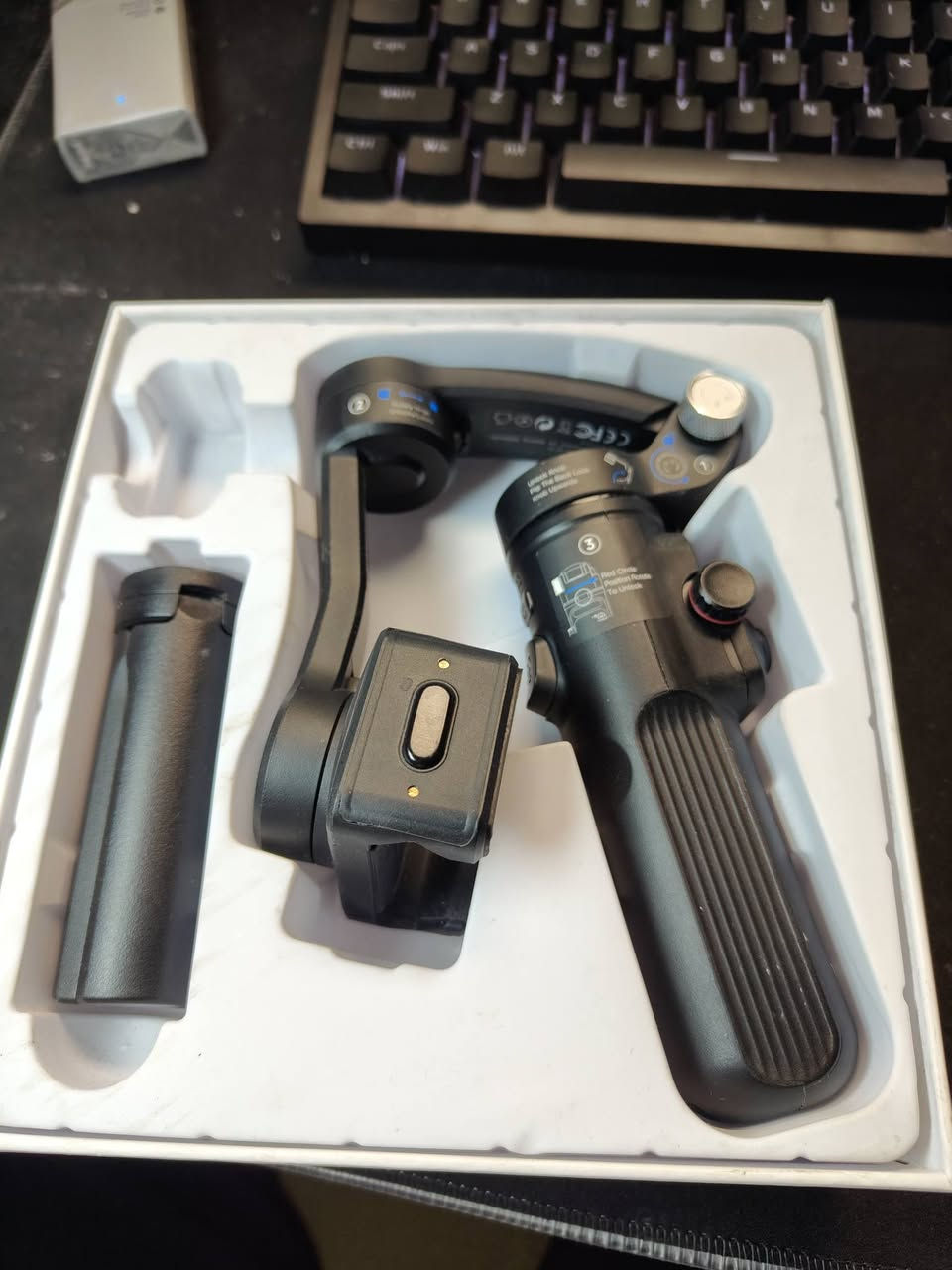 للبيع مانع اهتزاز (Gimbal) احترافي للموبايل - Viplatina VF22 📸
التفاصيل:
لعشاق التصوير وصناع المحتوى، متوفر جهاز Viplatina 3-Axis Stabilizer الموديل الحديث VF22. الجهاز يوفر ثبات عالي جداً وتصوير سينمائي بدون أي اهتزاز.
​المميزات:
✅ ثبات 3 محاور (3-Axis): لأعلى دقة في التثبيت أثناء الحركة.
✅ ريموت كنترول: يأتي مع ريموت منفصل للتحكم عن بُعد.
✅ جويستيك: للتحكم اليدوي السلس باتجاه الكاميرا.
✅ بطارية قوية: تدوم لفترة طويلة من العمل المتواصل.
✅ تصميم ذكي: قابل للطي وسهل الحمل في الحقيبة.
​السعر: 90 ألف دينار عراقي (وبيه مجال بسيط للشراي) 💰.
​📍 الموقع: بغداد - الأمين الثانية.
📞 للتواصل: المراسلة على الخاص.


**إذا كنت صاحب هذا الإعلان وتريد حذفه لأي سبب، رجاءا أرسل رسالة إلى الدعم الفني**