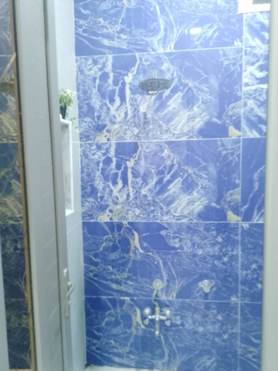 دار للبيع قرب جامعة ذي قار بشارع المهندس مساحته 200متر فرعي للاستفسار ***********
