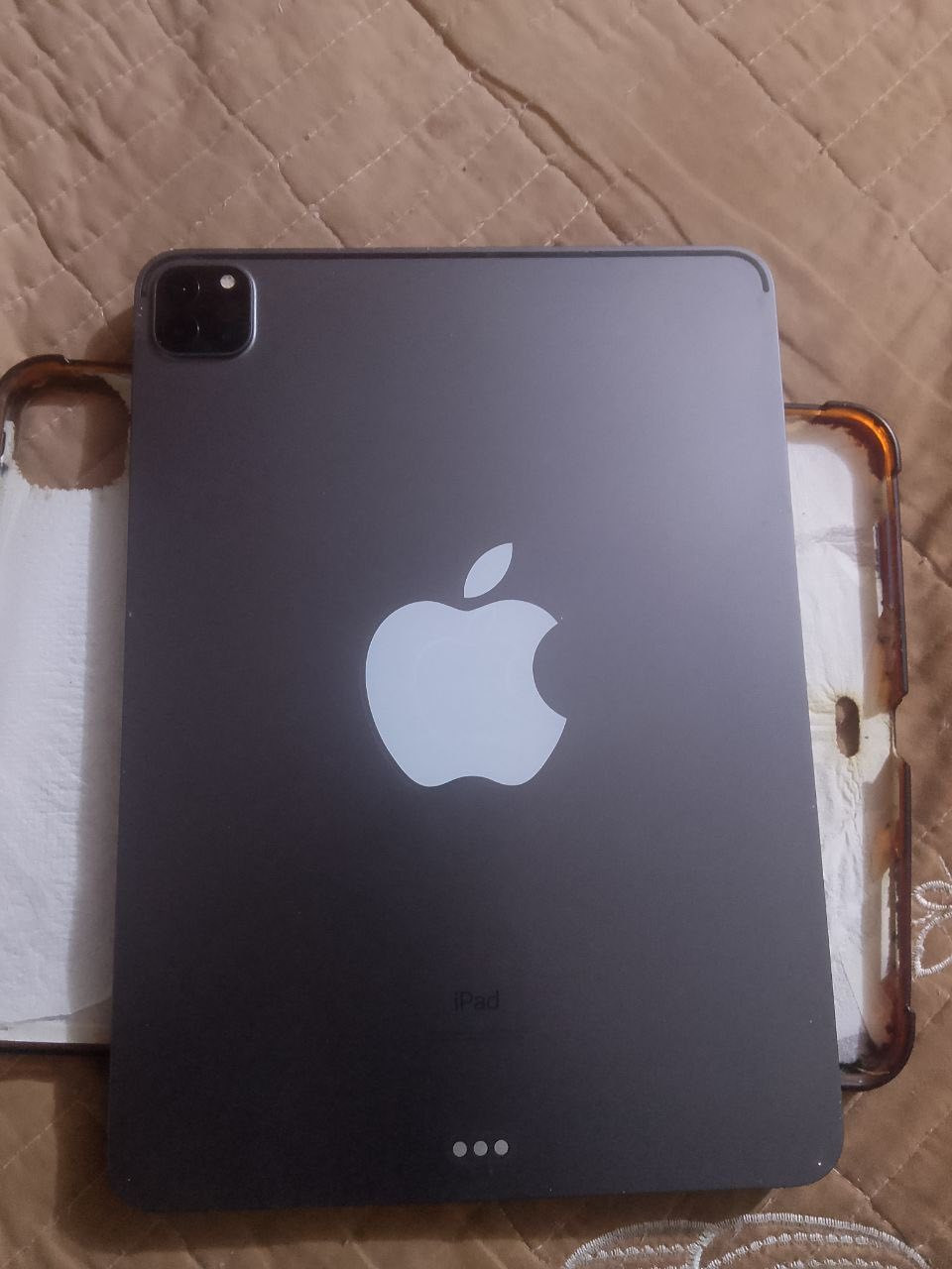 سلام عليك شباب ايباد 11نموذج M1 نضافته 100/97 كرتوتنه وشحنته وياه سعر 750 وبي مجال بصيط شاري يتصل عل رقم ما متوجد عل مزنجر *********** تصل وبيك خير وتدلل
