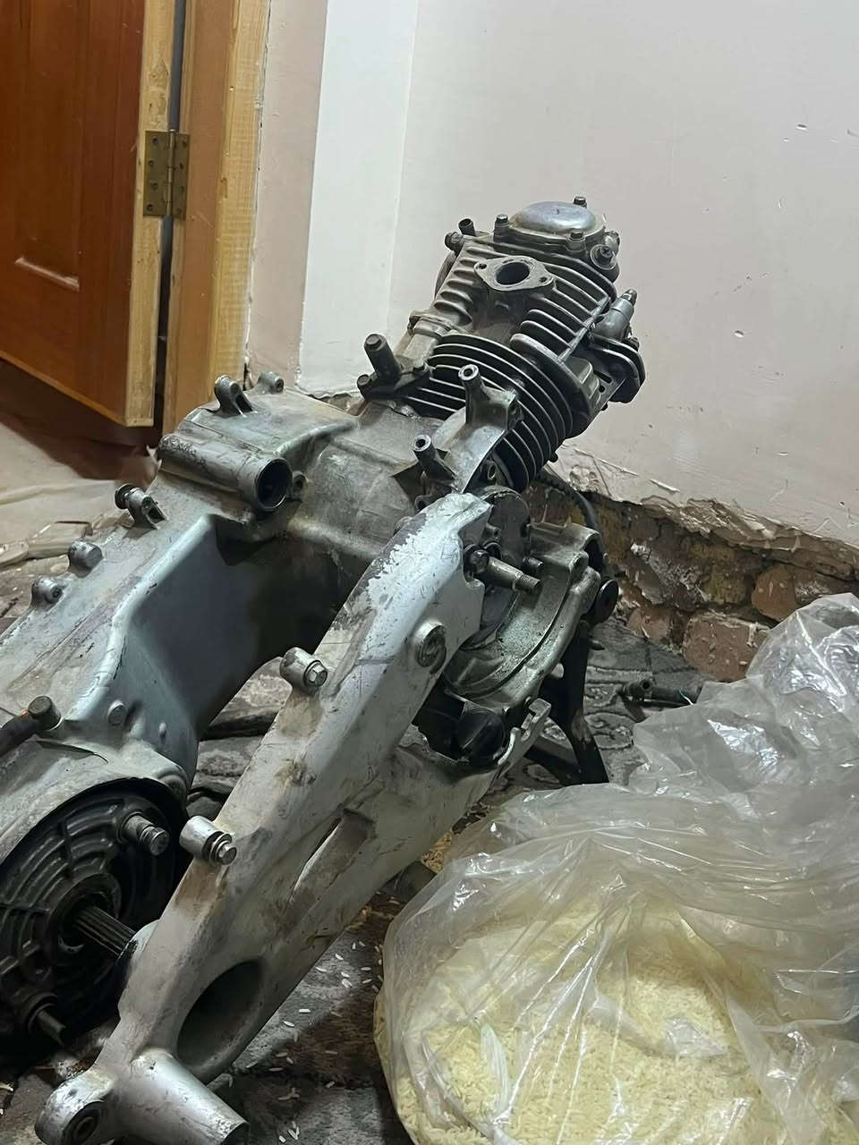 مكينة سكنس فحل بلادية تشتغل وجانت بدراجتي مكفولة من نضوح وبكن وكلشي سعرها ٢٥٠ وبيها مجال حك الجية 
للعلم قبق الكلجات والهندر والسواد موجود ويا فاتحها من سكنس كولد بعدهن بلملاح
***********

