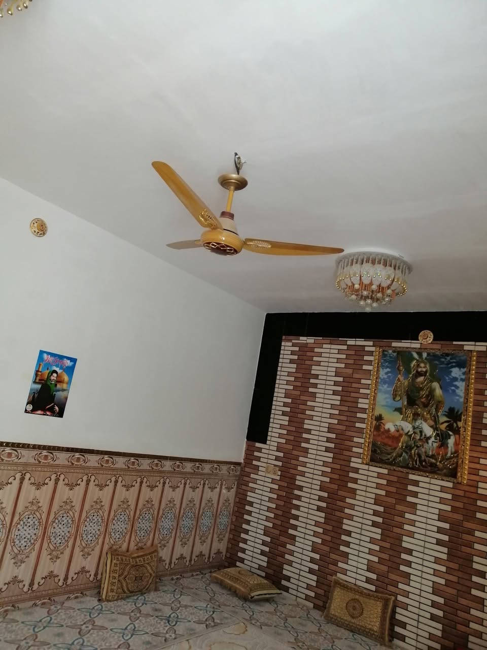 السلام عليكم بيا الزراعي للبيع سند 25 باسمي داور ثاني يوم مساحه البيت 280 متر يحتوين من بناء غرفتي النوم صاله ومطبخ وحمام وبراني صحيات خارجيه وداخليه حديقه جاهز وممر مسقوف سندويش بناء البيت اساس بدله صب ومطعم بلوك وطابوق يبعد عن الشارع العام 150 متر قرب البلديه مال الشافعيه الاتصال على الرقم ما اتواجد على الفيس***********
