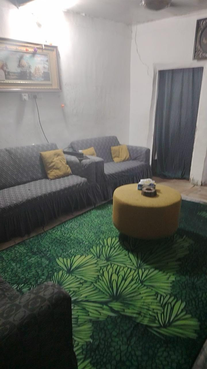 السلام عليكم بيت تجاوز للبيع تجاوز الاسكان الدورة مقابل المهديه الرابعه يحتوي على استقبال وغرفه جبيره وطرمه جبيره وترك جبير وصحيات ٢ومطبخ 
***********
البيت فارغ حالياً 
‭٠٧٧١ ٢٠٩ ٩٩٢٠‬
