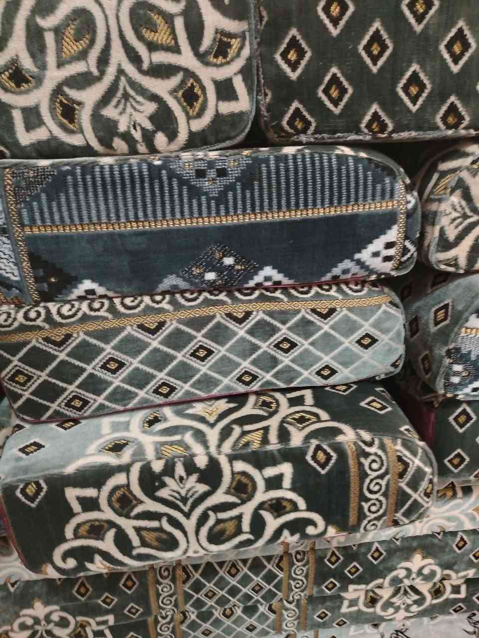 السلام عليكم عندي حوض سمك مع الميز وقلاية هوائية وجلسة كويتية الموجودات كلة جديد 
استفسار أكثر هاذا رقمي ***********
