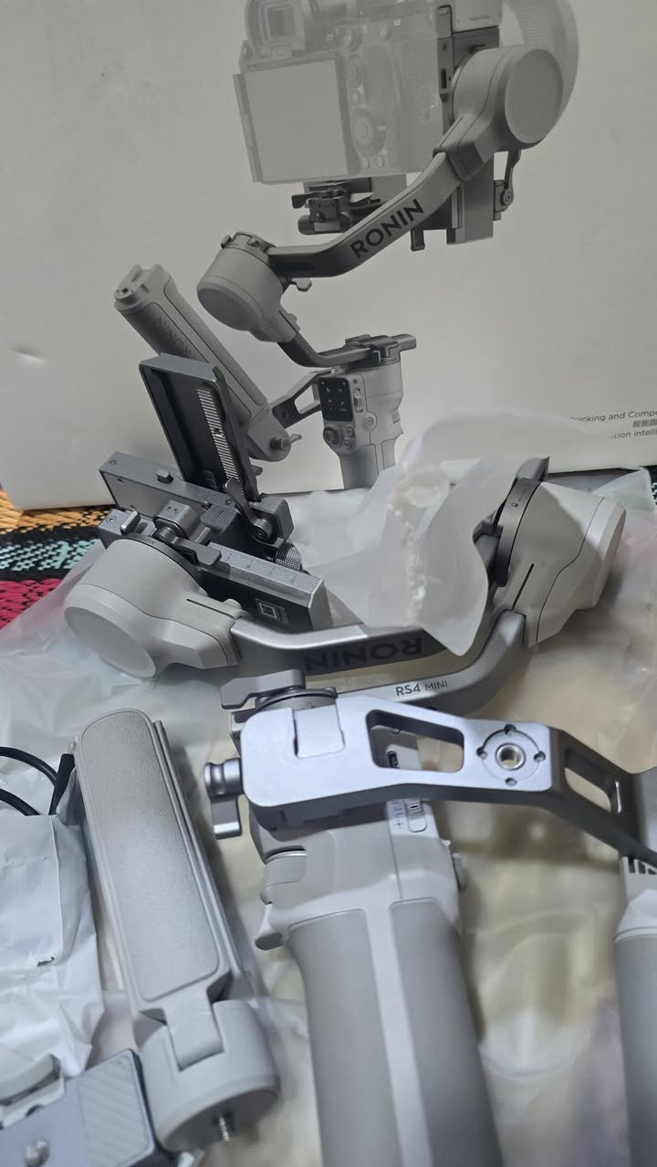 السلام عليكم
غراض تخص التصوير وغير التصوير للبيع
جميع الغراض مشتريها على ايدي
ونضيفات ومكفولات من اي خلل او عطل او تصليح
اذا بيهن حاجه مبدله لو مصلحه لو مفتوحه ترجعهن

توصيل ماعندي مكاني بالحله مركز المدينه

1_رونين Rs4 mini compo نضيف كلش
ومكفول كارتون وكل ملحقاته كامله  

2_نك مايك شركة بويا شركة عالميه
متحدثين ثنين كامل هو وغراضه وكيبلاته وجنطته 

3_تريكر ورسيفر لكاميرات الكانون رايدهن ثنينهن

4_حزم عدد ثنين الواحد ب 10 صورهن واضحه

5_كيبورد شركة اجاز RGB كيبورد عالمي ومعروف
مكفول ونضافته 100% سعره 50 الف

6_ستاند لابتوب بي مراوح وبي اضاءه RGB
وتكدر تتحكم بي وبسرعة المراوح وبالاضاءه
كامل هو وملحقاته ب 30 الف

مكاني حله بابل
توصيل ماعندي
رقم تلفوني  ***********
