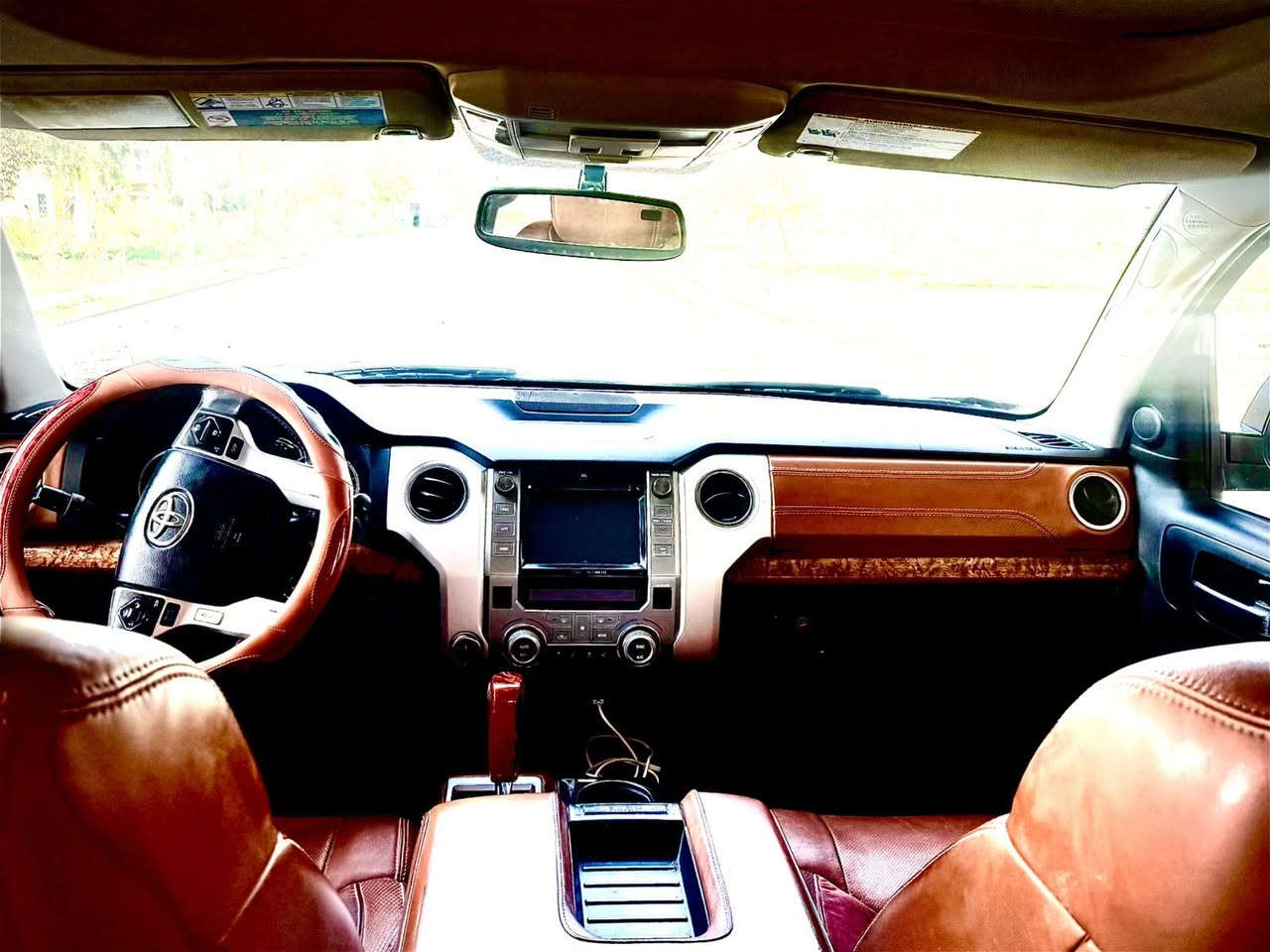 سياره للبيع تاندرا
 موديل ٢٠١٧
مواصفات معروفه 
سياره حلو 
مكفوله كفاله من الضربه والصبغ 
وتحويل ثاني يوم اذا تريد 
السعر 325$ دولار وبيه مجال 
***********
