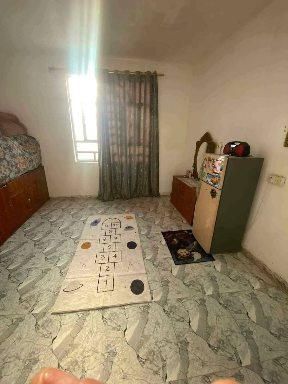 بيت للبيع مساحه ٢٠٠ متر طابو زراعي سند ٢٥ تحويل مباشر  حله ورديه خارج مقابل مقابل محطه المقادير غرفتين وصاله ومطبخ واستقبال وصحيات داخليه وخارحيه وكراج يبعد عن شارع العام 250متر الاستفسار اتصل ع الارقام التاليه ***********مكتب علاء للعقارات
