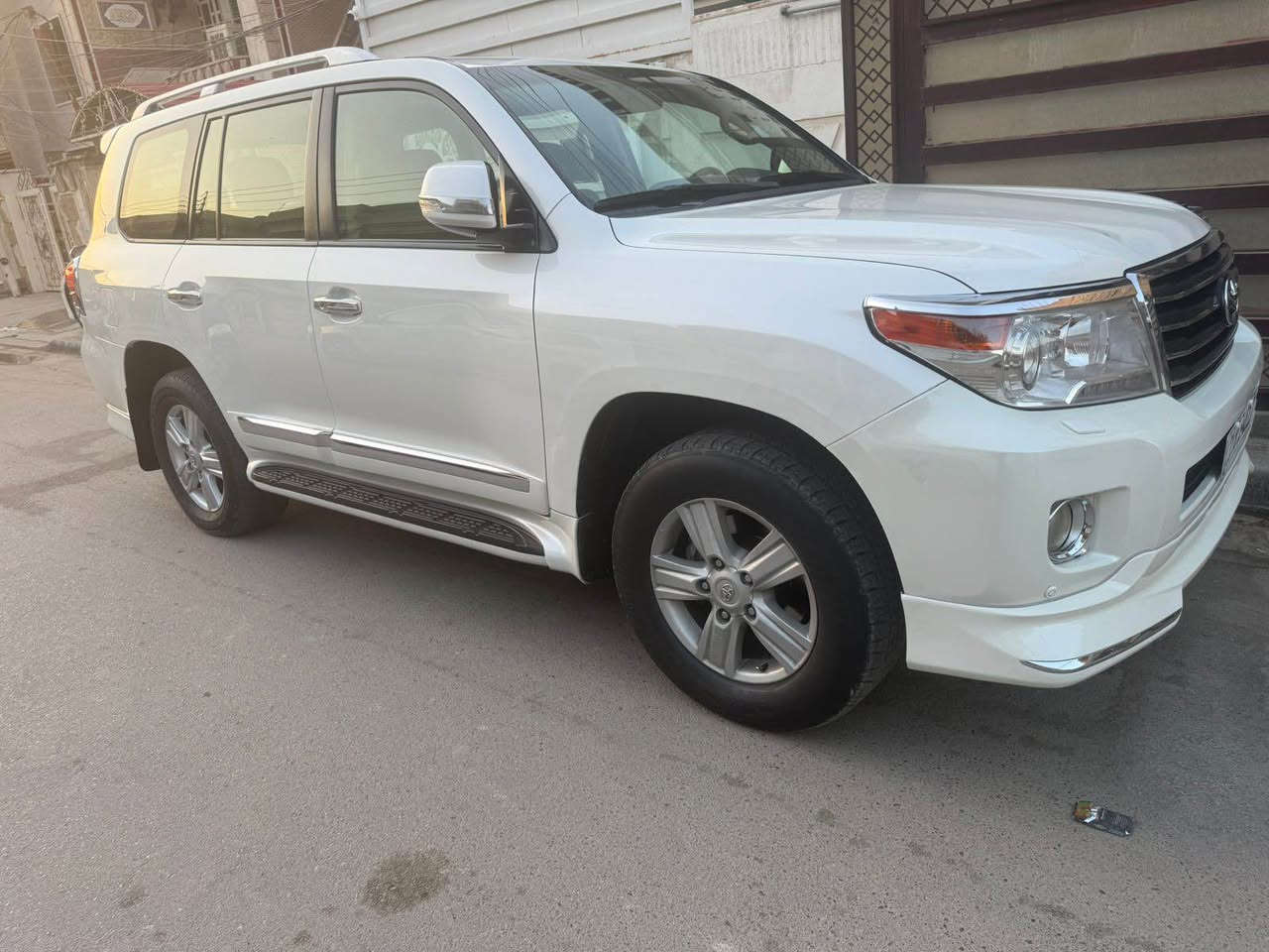 السلام عليكم 

لاندكروز 2013 بريم مكفوله من الصبغ ماعدا ربع الدعاميه الاماميه واكو بارد بخشم الجاملغ الامامي 

بصمه / كرسي  كهرباء / كشنات جلد / شاشه جبيره / داخل مطعم بصاج / سلايد روف / بلاجكتور / مري كهرباء / باقي المواصفات معروفه مال بريم ماشيه 159 كيلو السعر 345 $ وبيها مجال بسيط مكانها بغداد شارع فلسطين *********** بغداد, العراق
