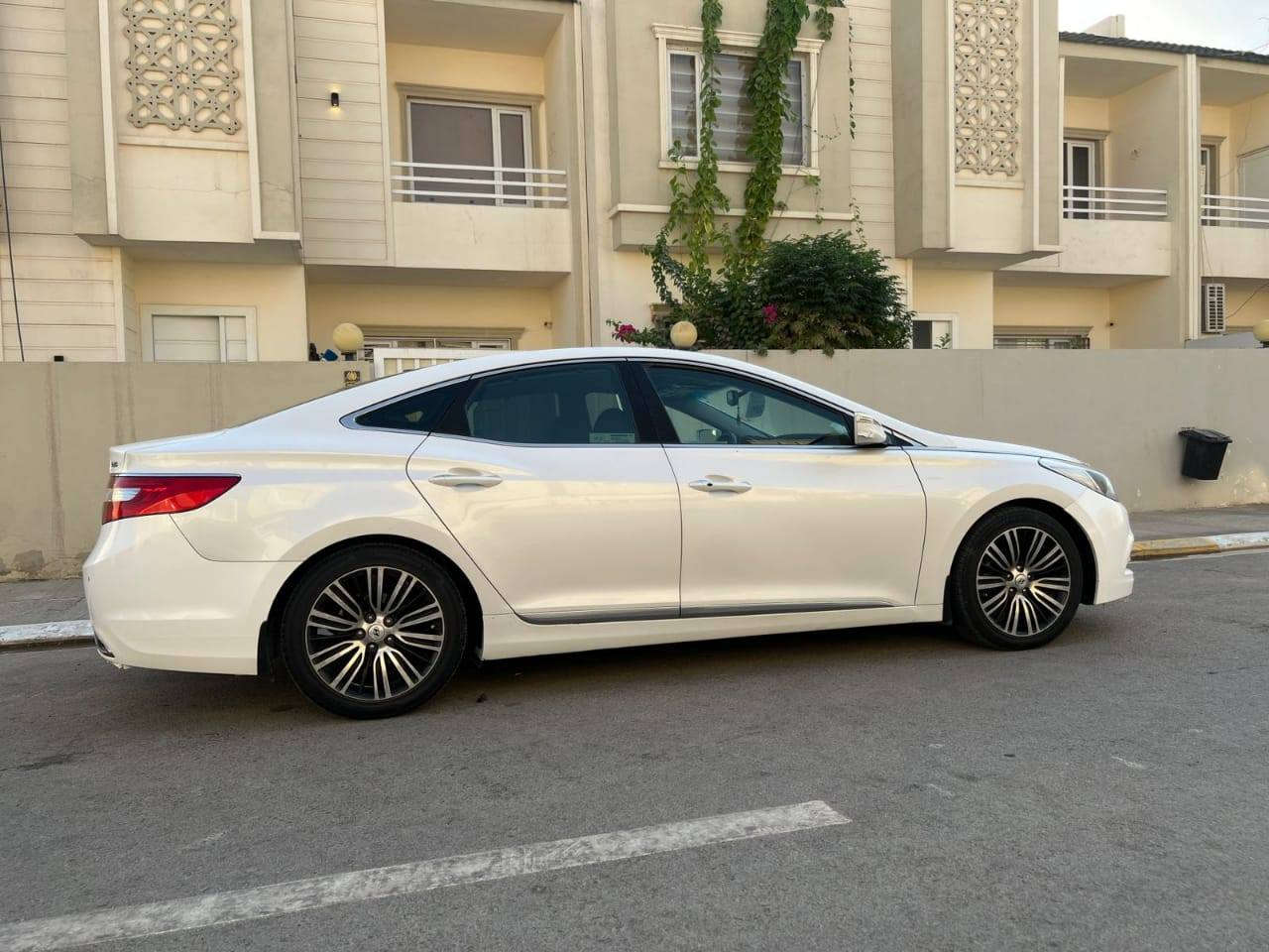 هونداي أزيرا  2013 فول 1/1  Hyundai Azera
المواصفات⬇️

🌌 بانوراما
📡 حساسات أمامية وخلفية
📷 كاميرا خلفية وأمامية (بلادي)
🎯 رادار
🔘 بصمة سويج
🚪 بصمة باب
💼 بصمة جنطة
🛋️ دواخل فول جديد بلادي 
🤎 دواخل جوزي (جلد)
🪑 كشن كهربائي
🎛️ تحكمات ستيرن جهتين
👋 ترحيب عند اقتراب البصمة
👋 ترحيب داخلي
💡 لد أزرق داخلي (بلادي)
❄️ قطعتين تبريد ثلج بلادي 
💨 بردات بلادي
🖥️ بردة خلفية كهرباء
🌀 مانع انزلاق
🪞 مراية شفط + قلاب + تحكم
🛞 ويل 18 (بلادي) 
🕳إطارات انكليزي الاصلي جدد 
⚙️ محرك V6 سعة 3000 (المرغوب)

📍 رقم #أربيل | انگليزي
🛡️ كفالة عامة من الصبغ والتبديل والضربة
🧰 محرك وكير شرط بلادي – برغي ما مفتوح بيها
🛠️ إدامة كاملة كل ٤ أشهر للبانزين والمنظومة كاملة 
🧱 حدادية جديدة وكلها وكالة
🛢️ دهن السيارة وكالة أصلي
✅ السيارة جاهزة على آخر حباية
✨ الدواخل نظافة 100%
🚘 السيارة بحالة الوكالة

🔧 وبعد بيها هواي مواصفات إضافية…

🔴بيها بارد شوي بالهلال مال جاملغ خلفي
🔴دائرة وحدة بيها صبغ فقط 
🚗 السيارة جديدة بحالة الوكالة 

📍 العنوان/:/ صلاح الدين / قضاء الشرقاط 
🌍 تواجد السيارة ( شرقاط)
السعر 150  
( *********** / *********** )
