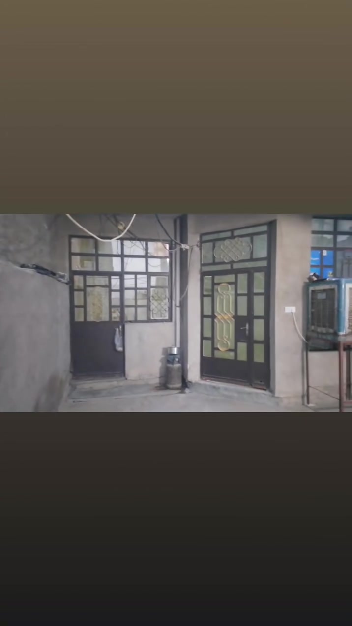 دار البيع حي جناين خلف جامع مالك بن أنس قرب ملعب سلوان.                                                                              طابو صرف.                                                                                        مساحة 125  طابق أول /استقبل+مطبخ+صالة+غرفة+حمام.+مانور + بيت كاعية صبة بس مطبخ سراميك جدران  وعندك أرضية مال صحيات برا سراميك                                                                                طابق ثاني/بس هيكل ومسكاف فقط غرفة وصالة وحمام ودرجة على سطح فقط وجة مامسكف.                                                                                                                     تبليط الباب+أنار بليل+مجاري +شارع عام قريب                                                                                                    الاستفسار على رقم ***********.  +***********.                                                                                                                        السعر البيت (100) استفسار أكثر خاصه مفتوح واتساب هم موجود
