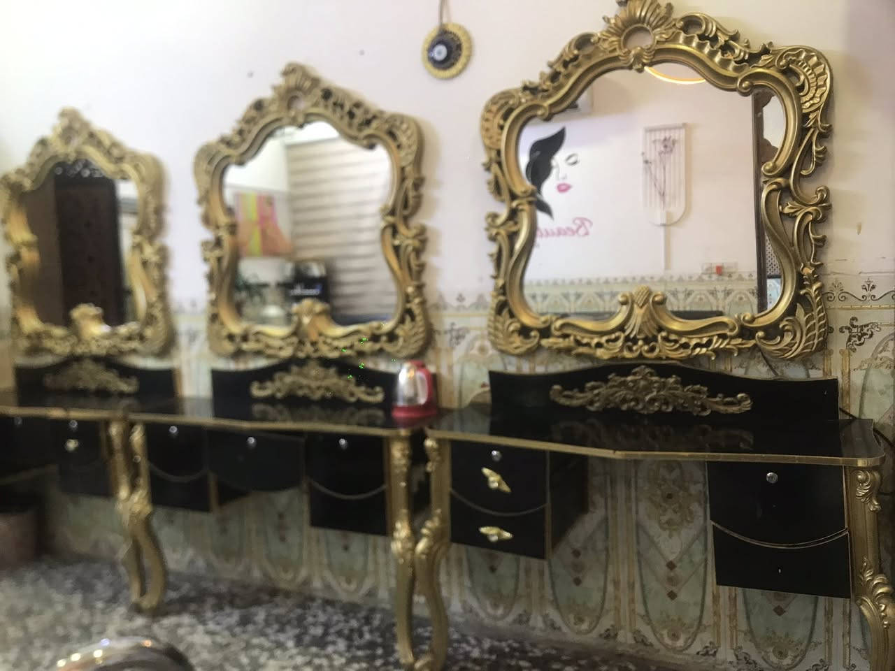 مرايات حلاقه للبيع استعمال قليل ونضيفات جدا  وتفصال سعر الواحده 100 الف اليريدهن تصال برقم ***********
