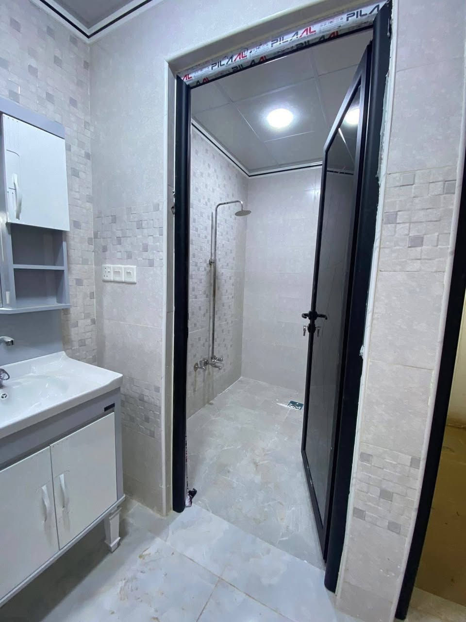 السلام عليكم 
داران  للبيع 🏠🏠
حي الصديق 🌸
في.مدينة الموصل 🌹
مساحة كل دار 110 م ⬅️
واجهه 10،5 م ☑️
شارع تبليط 12 م 🌈
اتجاه شروق تام ☀️
بناء حديث تسليم مفتاح 🔑
طابقين 🩷
ط/  كراج ومطبخ وهول واستقبال وغرفة نوم وصحيات ومناور ♦️♦️
ط2/ 3 غرف نوم وصحيات وبيتونه صغيره وسطح كاشي 🔹🔹
نظام دكتات وسبالت وتأسيس غسالات 
وجبس بورد 🔸🔸
للاستفسار مراجعة مكتب المدينه حي سكر قرب من مجمع الاوربي 2
***********
***********
