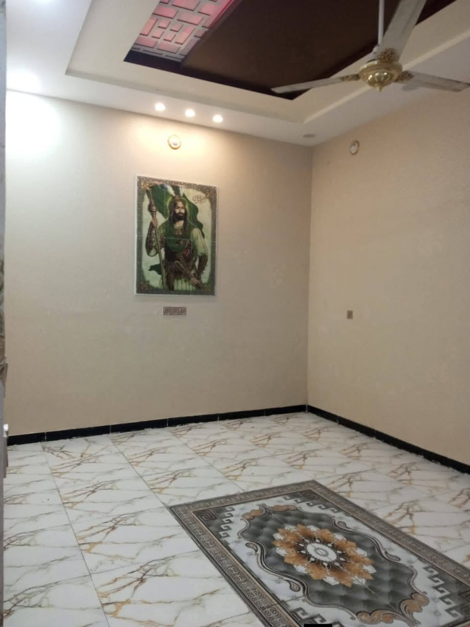 بيت للبيع المساحة 100م 

المكان حي اور الثانيه قرب شارع 30 

طابقين كونكريت بناء حديث 

ط1 غرفة وصاله ومطبخ وستقبال وصحيات داخليه وخارجيه 

ط2 غرفة عدد 3 وصاله وصحيات 
السعر 185 وبي مجال بسيط 
***********
