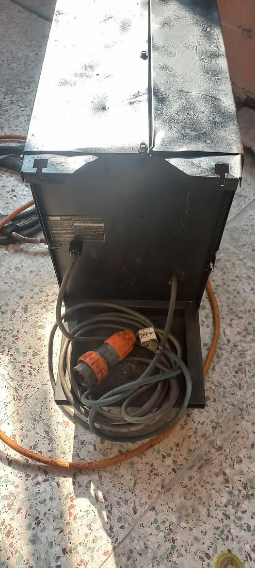 السلام عليكم للبيع ماكنة لحام مك CO2سيم ٢٧٥امبير 3فيز صناعه استرالي اوربيه نضيفه***********
