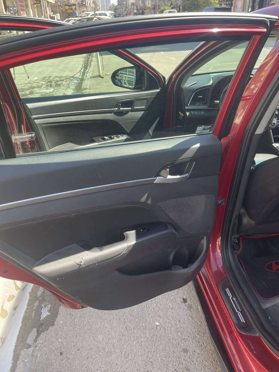 سلام عليكم النترا ١٧ وارد امريكي سياره حادثهه جامغ وباب خلفي وبدلت مكينه مال حاويه وحاليا بيهه راجز واحد مواصفات السياره بصمه فتحه تدفئه كشنات رادار مري ماشيه ١٤٠ صدرهه حلو مكان السياره الطوبجي ***********السعر ١٢٠ بي مجال
