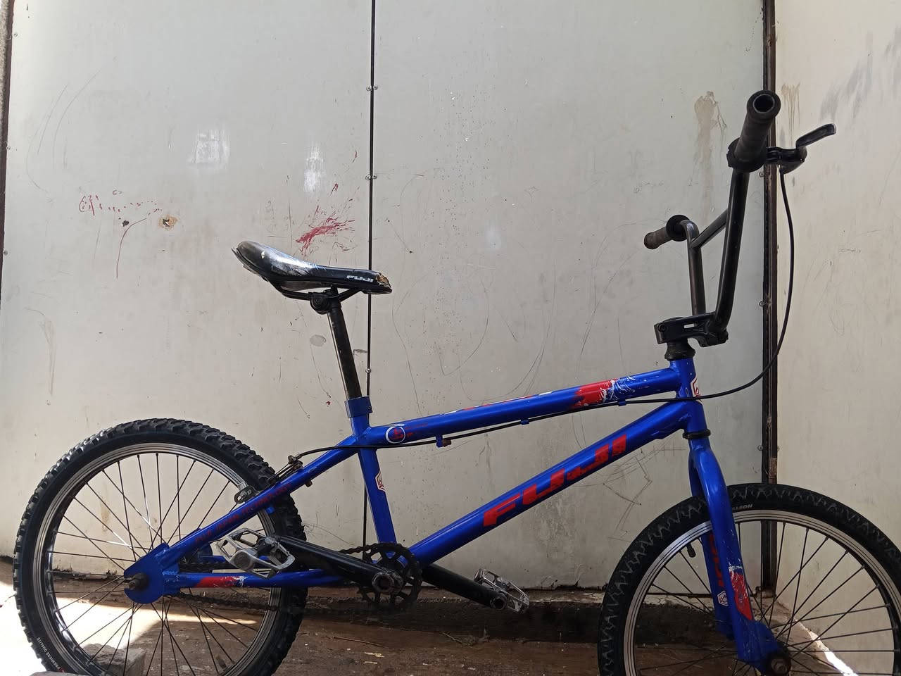 هاي دراجة BMX، تُستخدم غالبًا للحركات والاستعراضات والقفزات 🚲
من مميزاتها:
•المقود العالي والعريض
•الإطار الصغير والقوي
•الإطارات السميكة
•البدالات المعدنية المناسبة للحركات
سعر مناسب 60 الف وبيها مجال بسيط 
للاستفسار المراسلة على الخاص
مكان بغداد الدورة قرب كلية الهادي


**إذا كنت صاحب هذا الإعلان وتريد حذفه لأي سبب، رجاءا أرسل رسالة إلى الدعم الفني**