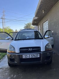 توسان خليجي 2009بيها حادث بسيط السياره خير من الله داخلها انضف من الصو...