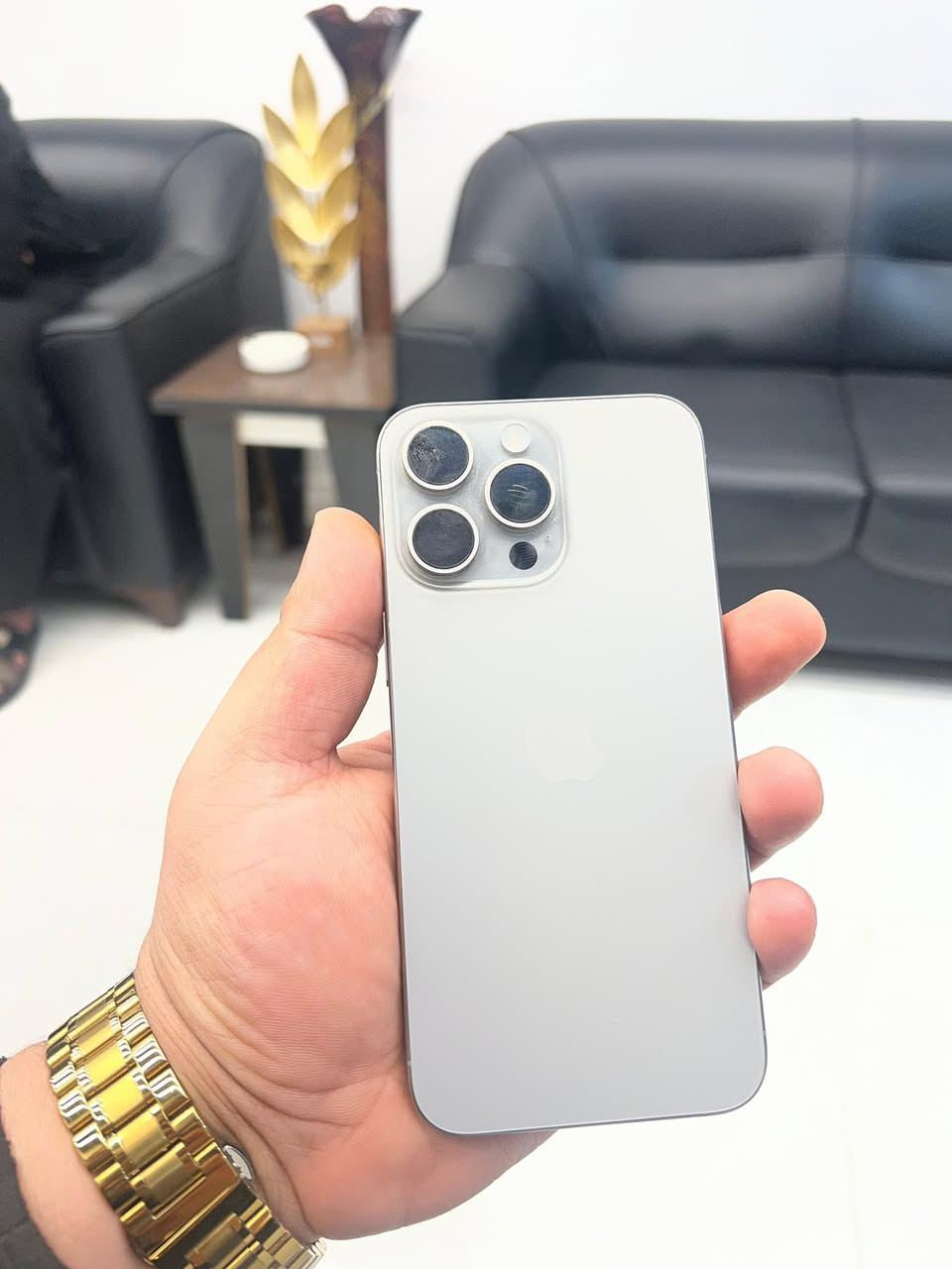 السلام عليكم أيفون 15 pro max نضيف جداً  ماستر شرق اوسط ويا الكارتونه مالته  بطارية 85 مكفول كامل 
ممفتوح شرط 
ذاكرة 256 
***********

بس نقطه صغيره كلش بالشاشه صارلها ٦ اشهر نفس الحجم ע تكبر ولا تصغر 
السعر 950
