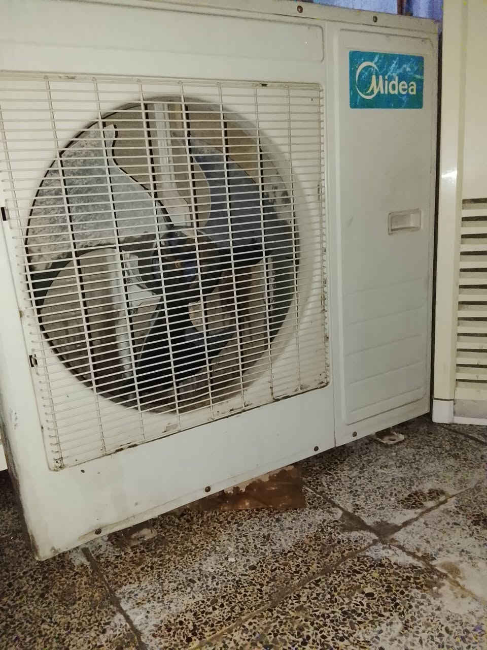 سبلت عمودي شغال   نوع ضاهر على شاشه نقص بس غاز نظيف سعر 500بيه مجال لله شاهد مال بيت تلفوني ***********0اىعنوان بغداد الشعب قرب حسينه المصطفى
