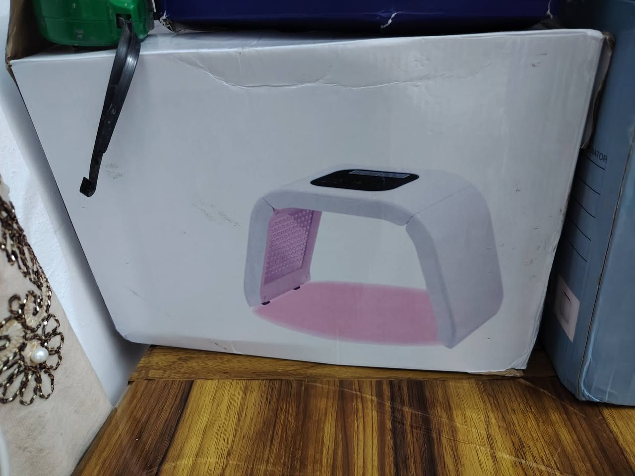 هذا المنتج هو جهاز Omega Light للعلاج بالضوء (LED Light Therapy) المستخدم لأغراض تجميلية وجلدية. 
الاستخدامات: علاج حب الشباب، تقليل التصبغات والكلف، تحفيز إنتاج الكولاجين، وتجديد خلايا البشرة. 
آلية العمل: يستخدم أطوالاً موجية مختلفة من الضوء (أحمر، أزرق، أخضر، أصفر) لاختراق طبقات الجلد. 
المميزات: علاج آمن وغير مؤلم، لا يسبب أضراراً حرارية مثل علاجات الليزر التقليدية.


**إذا كنت صاحب هذا الإعلان وتريد حذفه لأي سبب، رجاءا أرسل رسالة إلى الدعم الفني**