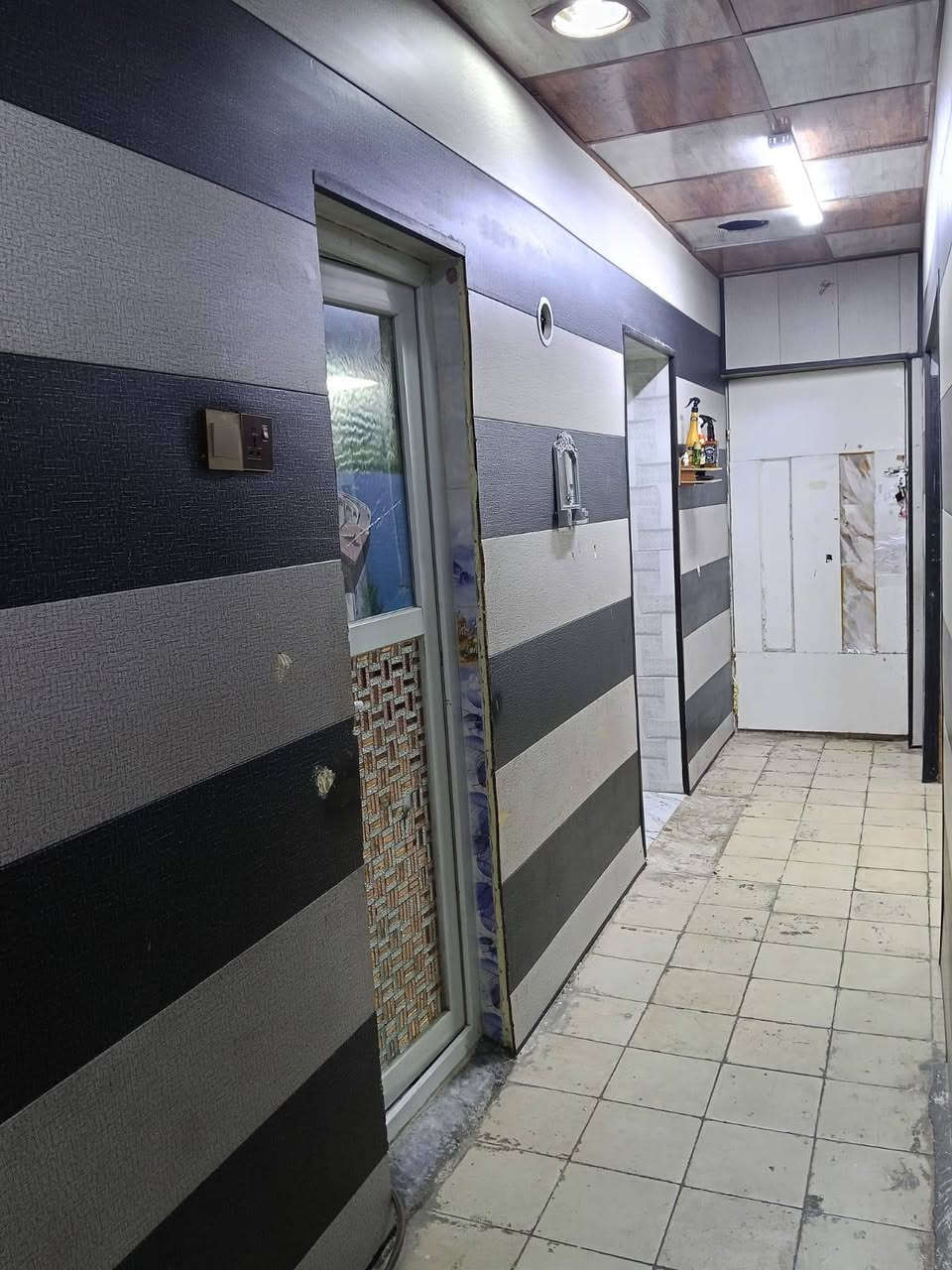 شقة للبيع 
حي الميثاق طابق ٢
تحتوي على غرفتان نوم وصاله وموزع بالنص ومطبخ وصحيات 
شقة مرممة ونظيفه 
للاستفسار ***********
