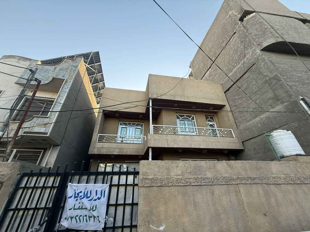 السلام عليكم يوجد بيت ل ايجار في حي الطياره خلف اسواق ٢٤ساعه يحتوي على غرف نوم ١بل طابق اول وثاني غرفيتن نوم وباقي لتفاصيل منشوره في الفيديو ل استفسار اكثر مراسله خاص او على الرقم ***********🤍
