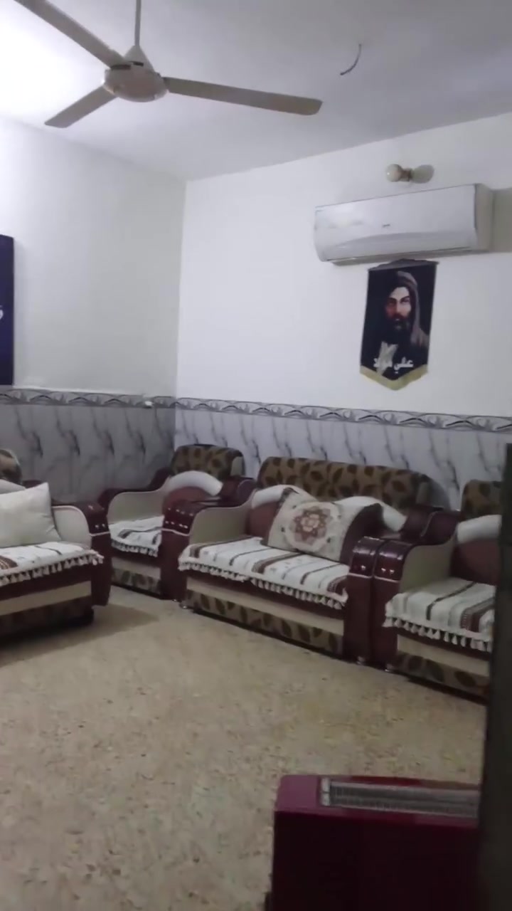 عندي بيت خمسين متر مربع واجهه خمسة نضيف جدا كاشي وسيراميك العنوان نهاية حي اور الغرير بالنزله مال مقر السرايا شارع الحسينيه ليجوه الفرع ضيق مقرنص وخدمات كامله السعر 39وبي مجال رقم موبايل ***********
