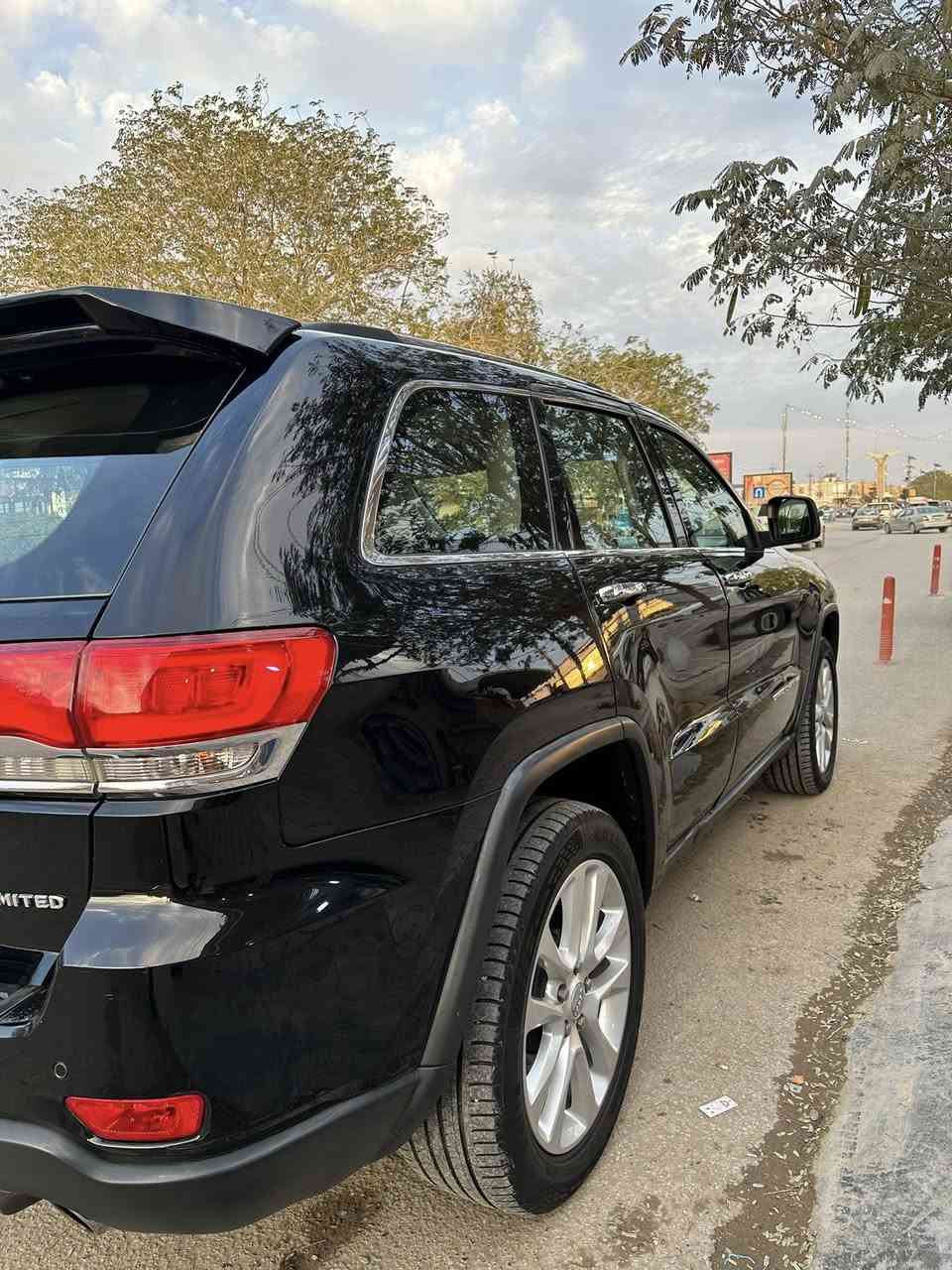 السلام عليكم للبيع جيب موديل 2017 خليجي السيارة فول مواصفات لمتدد
فول مواصفات لمتدد 
جكات تصعد وتنزل 
كشنات كهرباء 
كشنات جلد 
كشنات تدفئه + تبريد 
كشن ذاكرة 
ستيرن كهرباء + هيتر 
اطفاء ذاتي 
تحكمات ستيرن + شفتات 
شاشة كبيرة + كامرة دوارة 
نقطه عمياء 
سقف بنوراما 
12 سماعه 
صندوك كهرباء 
اشاير بالمري + كهرباء 
حساسات امامي خلفي 
فور ويل
ماشية 120 الف حقيقي 
قطعتين تبريد 
السعر 235 وبيها مجال 
تخم تاير جديد 
تخم دسكات 
رقم بغداد تحويل ثاني يوم 
سنوية جديدة 
مكينه كير كفاله عامه 
السيارة كفاله عامه ماعدة البنيد مرشوش اثر اضروك مالطير السونار مرفق مع الصور 
مكان السيارة ديالى المقدادية 
***********
