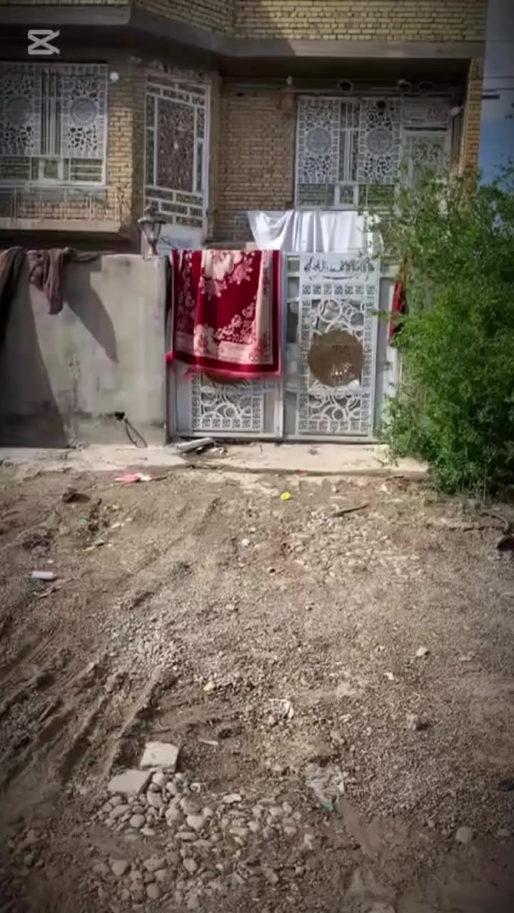 السلام عليكم بيت للبيع في منطقه ال 4 الف قريب على السوك بشارع ثانويه الحسين سادس بيت عليمنا للتفاصيل الاكثر اتصل على الارقام التاليه والبيت حصرا باسمنا طابوا على طابو الكاظميه ***********
