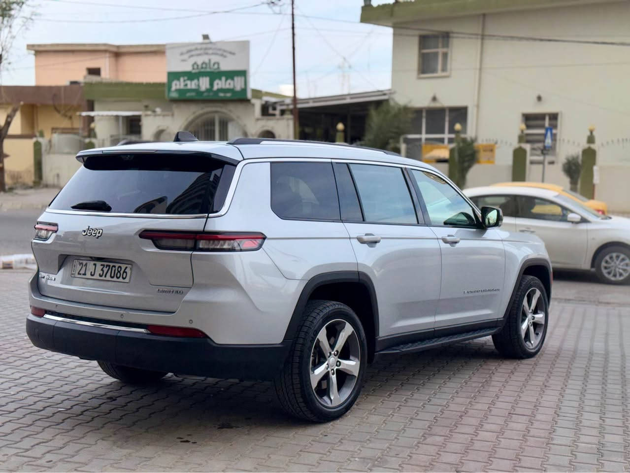 Jeep Grand Cherokee 2021
جيب گراند شيروكي 2021

مواصفات Laredo 4x4 
-مقاعد تدفئة-
ستيرن تدفئة-
رادار جانبي و امامي-
لايت LED زينون-
شاشة كبيرة-كاميرا خلفية
صندوق كهربائي 
شغال

مكينة ٦سلندر حجم ٣.٦لتر تنفس طبيعي

السيارة بدون ضرر و بدون ضبغ
السيارة كلش حلوة و نظيفة 

السيارة رقم دولي شمالي
مكفولة من كير و محرك و كهربائيات

سعرر ((290)) بي مجال قليل 
مكان السيارة
كركوك داخل مدينة 
*********** كركوك, العراق
