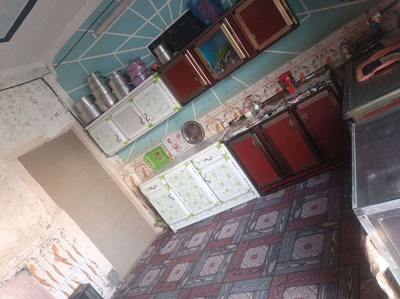 السلام عليكم 
بيت البيع 
مساحته //200 متر 
البناء // بلوك سكف عكاده 
يحتوي البيت على
استقبل جديد مسوينه باقي بس الاثاث مثل مااوضح بل فيديو 
غرفتين 2 وحده منهن نظام سويت 
مطبخ 
صاله 
ممر خلف البيت 
مجمع صحيات خارجي
السعرررر بلاششش // 38 وبي مجال الشراي  
العنوان // الحمزه الغربي مدينه مهدي عاگول 
استفسار اكثر اتصل على رقم بيك خير وتدلل 
رقم الهاتف ***********
