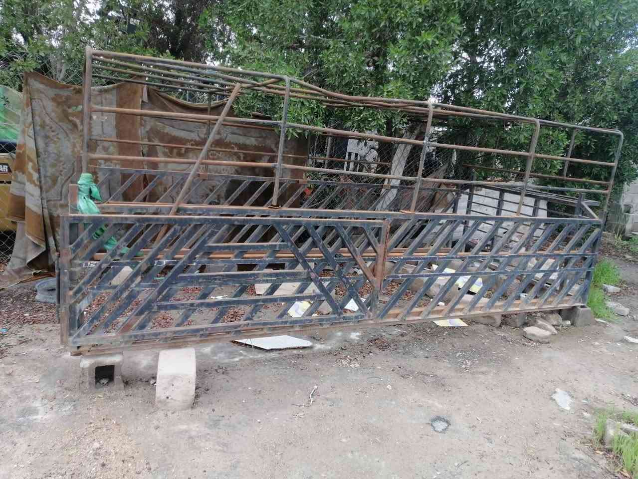 سلام عليكم
محجر للبيع 
طول ٥متر 
عرض متر ونص
السعر ٣٠٠وبي مجال 
***********
