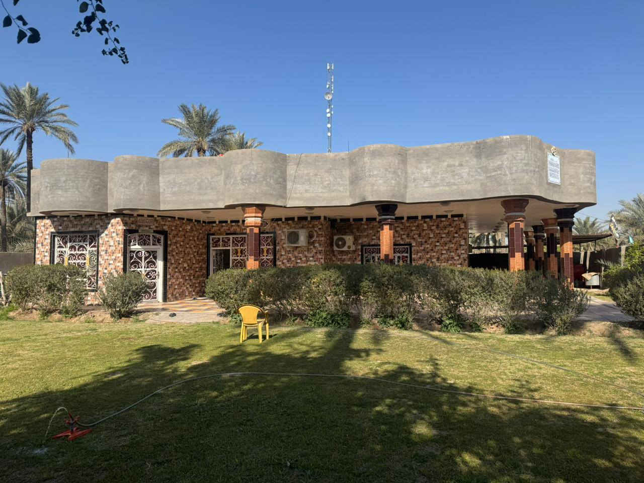 بسم الله الرحمن الرحيم 
دار للبيع مساحة ٩٢٠م٢ طابو زراعي سند(٢٥) في محافظة بابل ناحية المدحتية( الحمزة الغربي) قرية مشيمش يقع بين حسينية الصادق ع ومدرسة الرياض الابتدائية قريب على الشارع العام يبعد عن سكة القطار حوالي ٣٠٠م مواصفات البناء حديث مبني من الطابوق بالكامل عدى السياج الخارجي من مادة البلوك يحتوي على ثلاثة غرف نوم ومطبخ وصاله.  واسقبال. واسأله موجوده وكهرباء  وطني ومولد سحب الاستفسار على الرقم *********** والله ولي التوفيق
