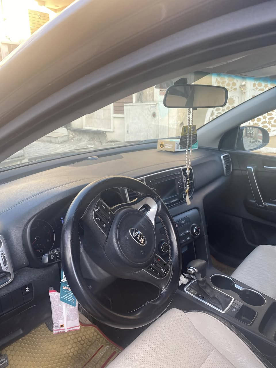 السلام عليكم سبورتج ٢٠١٩ لون اسود للبيع وارد امريكي حادثه الدعامية الامامية والجاملغ الايسر بدون ايرباك داخل ابيض مواصفات عادية السيارة جاهزة من كلشي البنيد بيه طافي وليس جارد محرك ٢٠٠٠ Gdi السعر ١٥٥ ورقة وبيه مجال الاتصال على ابو شمس ***********
