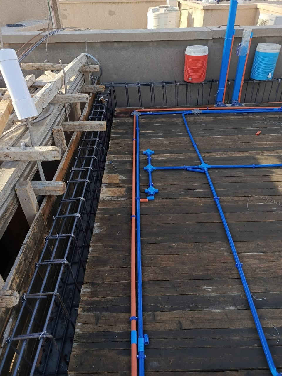 السلام عليكم عامل كهرباء اشتغل كص وحفر وتثبيت بوكسات وبواري واشتغل شبكه وعندي خبره بلتسليك مكاني بصره تنومه صالحيه هاذ رقمي وبلخدمه ***********
