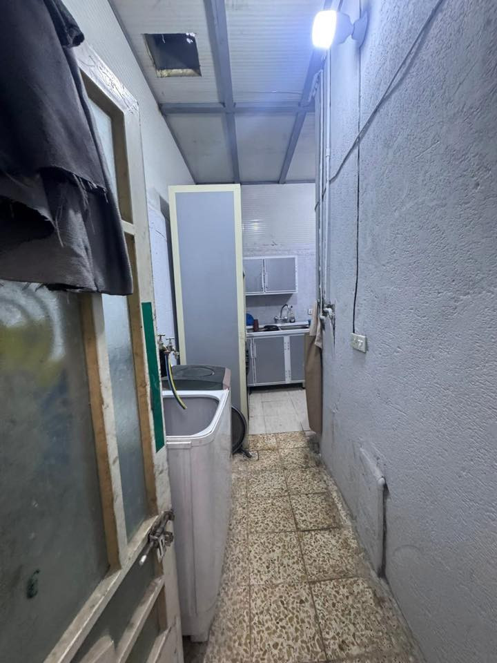 دار للبيع ١٥٠متر طابقين يحتوي الطابق الارضي غرفه ومجمع صحيات وصالحه ومطبخ والطابق الثاني غرفه ومجمع صحيات وبيتونه نادر الثانيه منطقه نور الحسين للاستفسار الاتصال ***********
